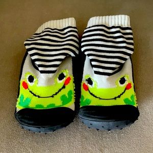 Infant/toddler sock slippers fits 5-6.5